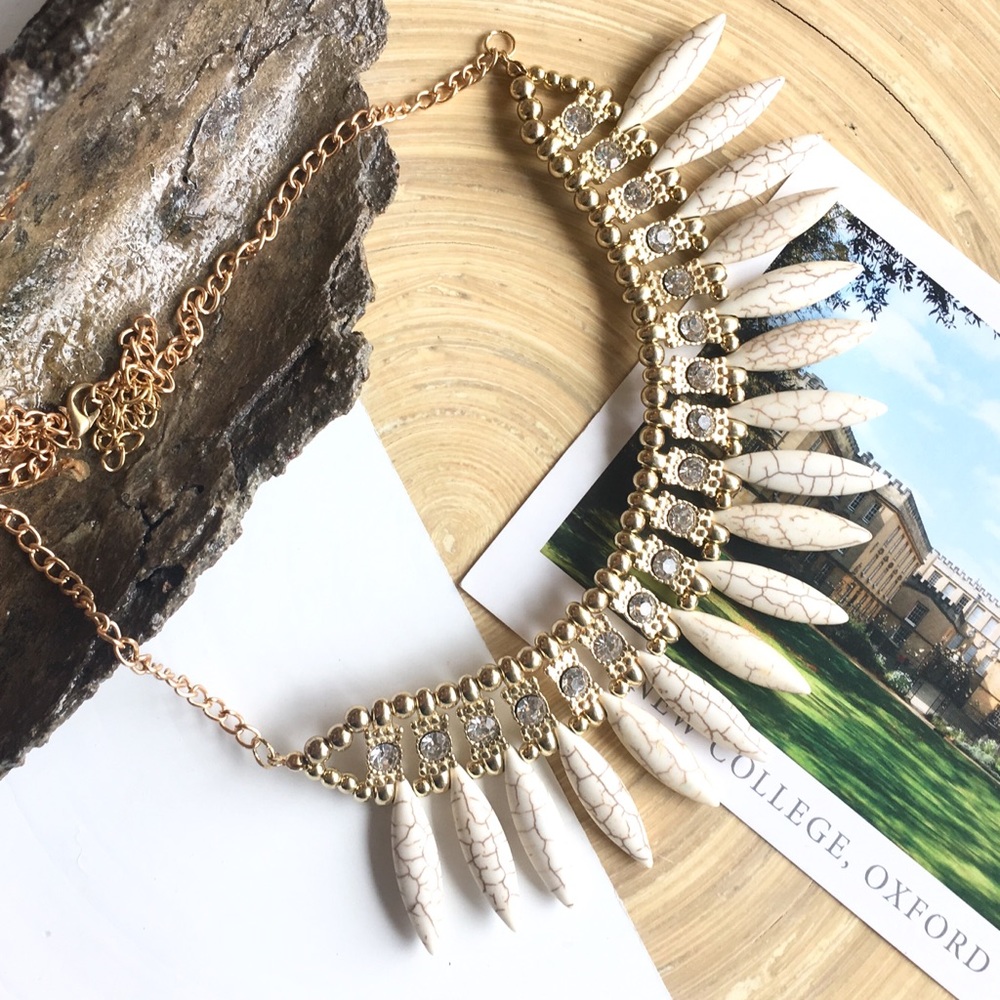 🎀 Gold and Cream Fashion Statement Necklace
